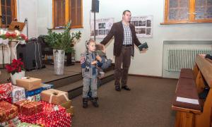 Świąteczna paczka - obdarowywanie dzieci w Kościele Baptystów w Malborku